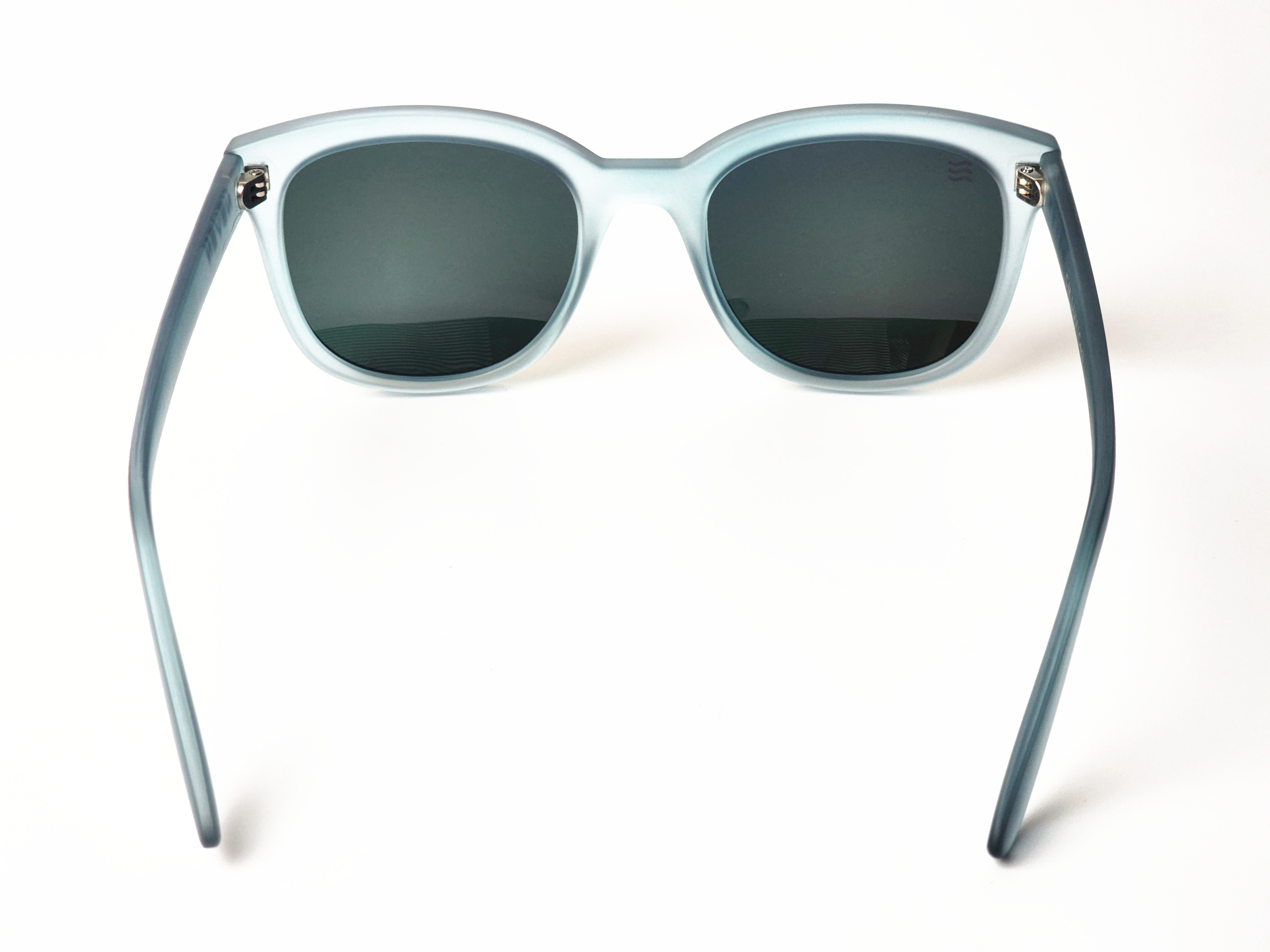 أكثر من مجرد رؤية: القوة الدائمة للنظارات في تحديد الأسلوب والهوية