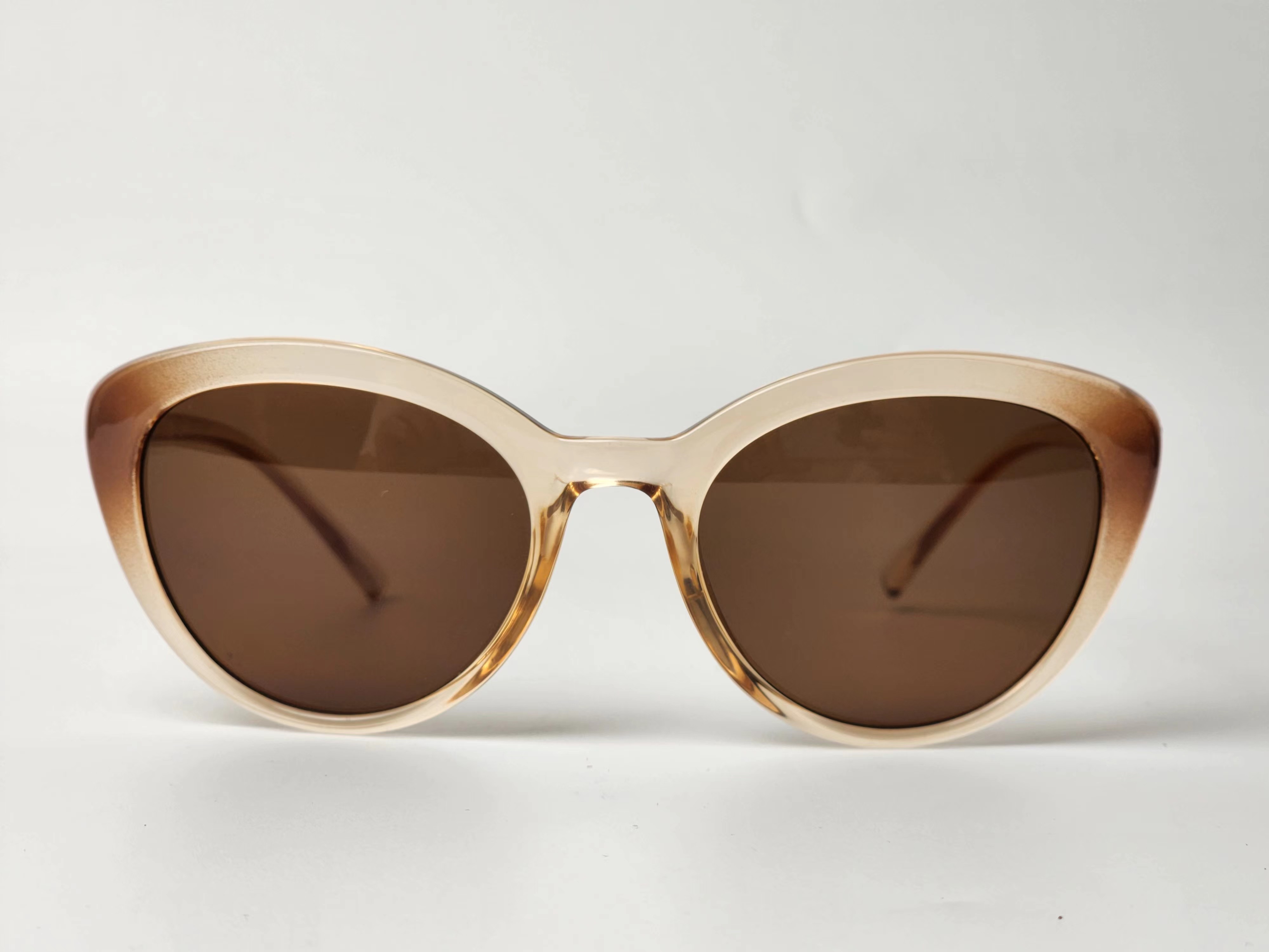 وجه الموضة: دليل الرجل لاختيار هويته في عالم النظارات