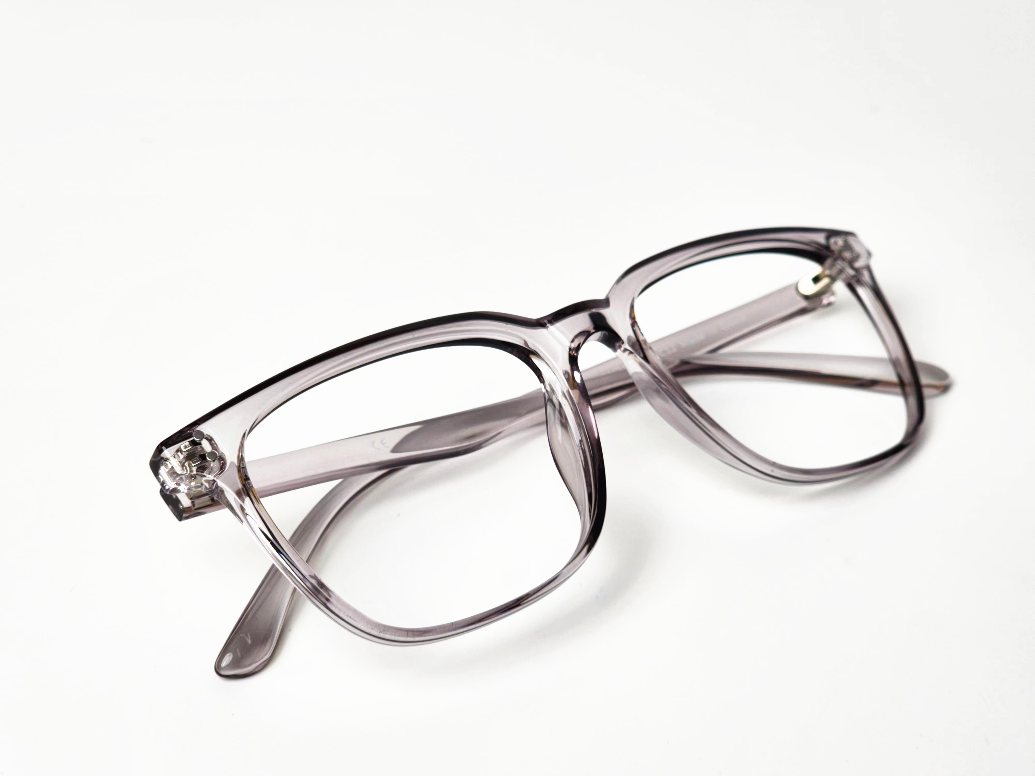 رؤية الرجل العصري: دليل لاختيار مجموعة نظارات عملية وأنيقة