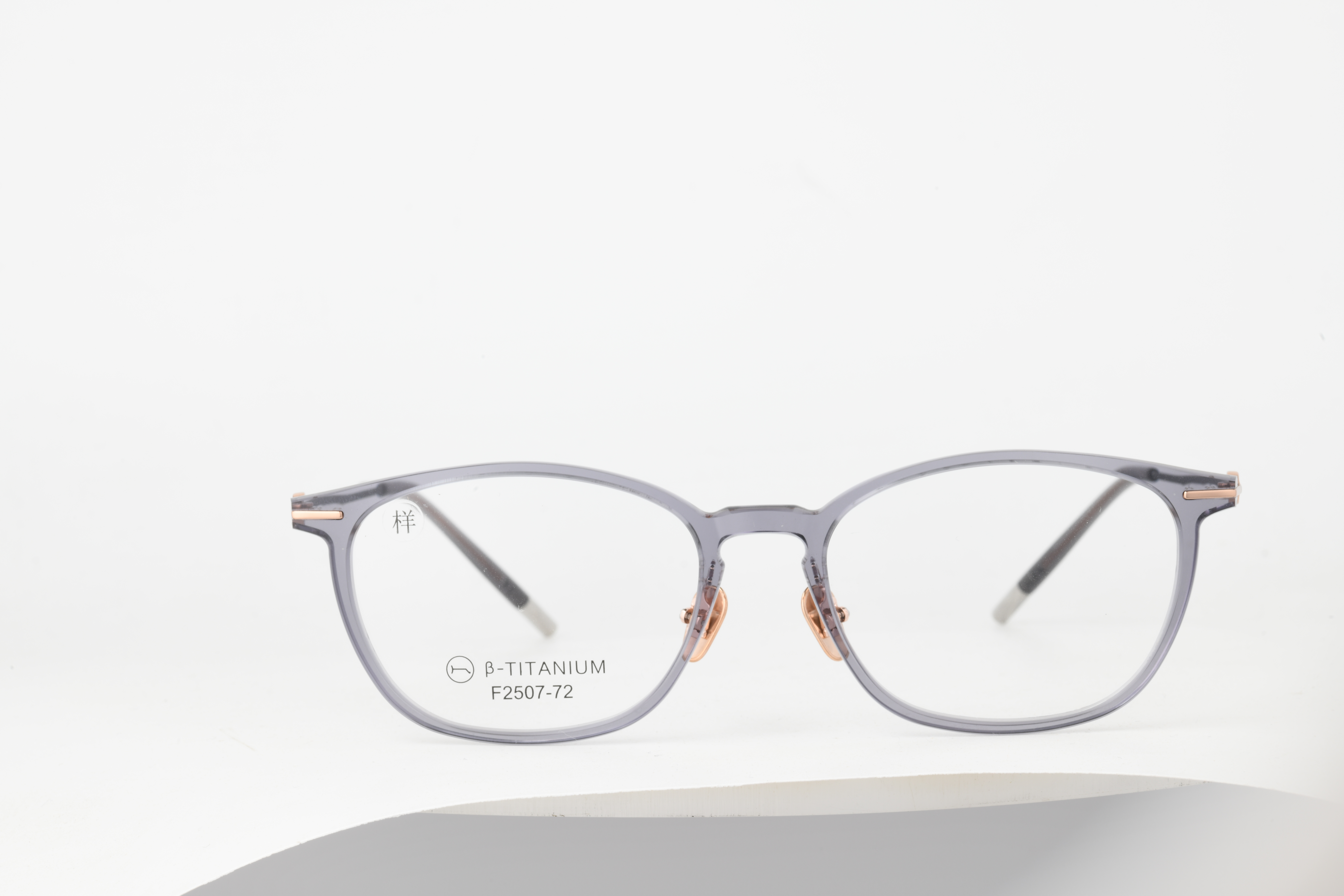 Au-delà de l'utilité : comment les lunettes de lecture tendance sont devenues un accessoire de mode. Au-delà de l'utilité : comment les lunettes de lecture tendance sont devenues un accessoire de mode.