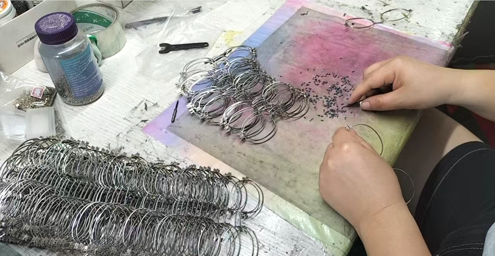 Die Kunst und Wissenschaft der Montage von Metallbrillen