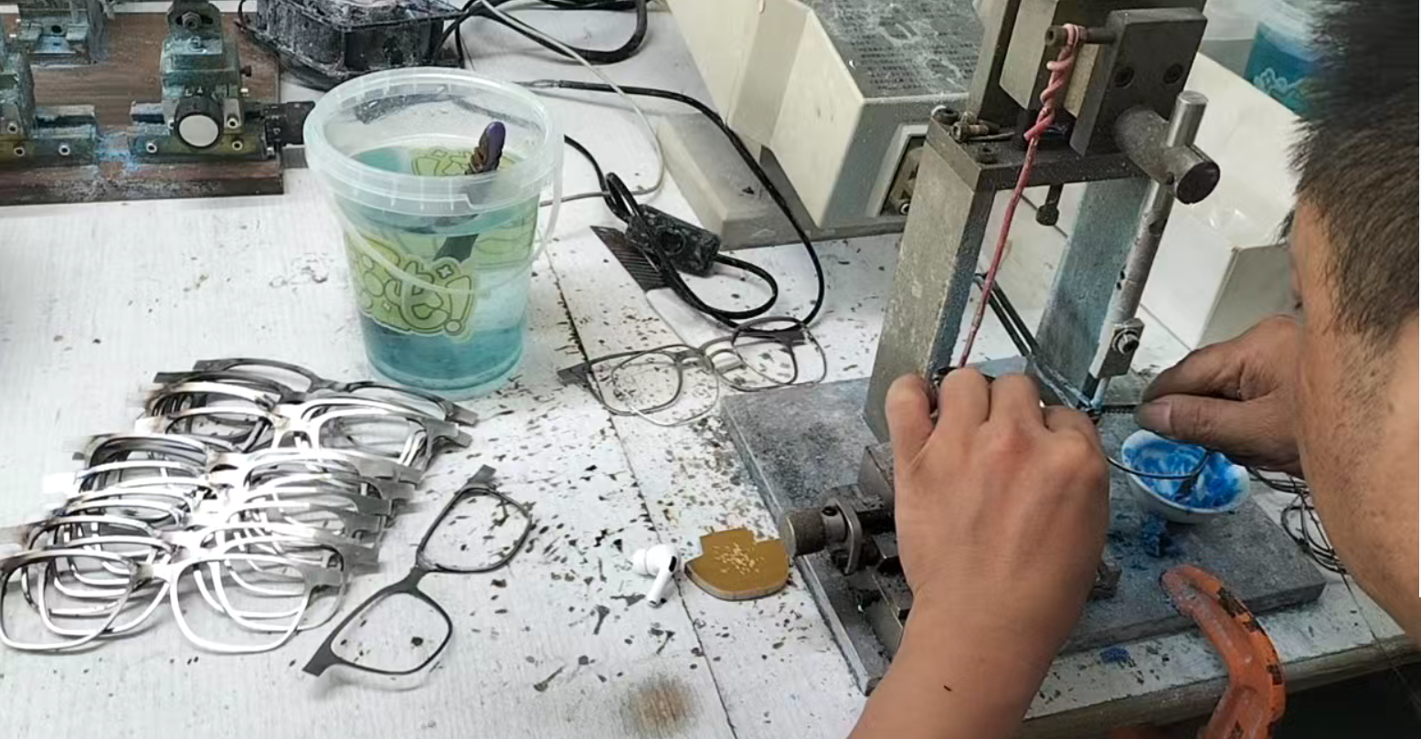 टाइटेनियम चश्मे बनाने की कला और विज्ञान: पांच मूलभूत निर्माण प्रक्रियाओं का गहन अध्ययन