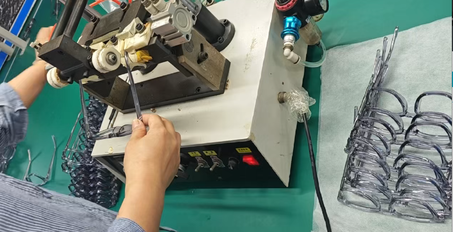 आधुनिक चश्मे के निर्माण में परिशुद्ध इंजीनियरिंग और दूरदर्शी डिजाइन का संगम