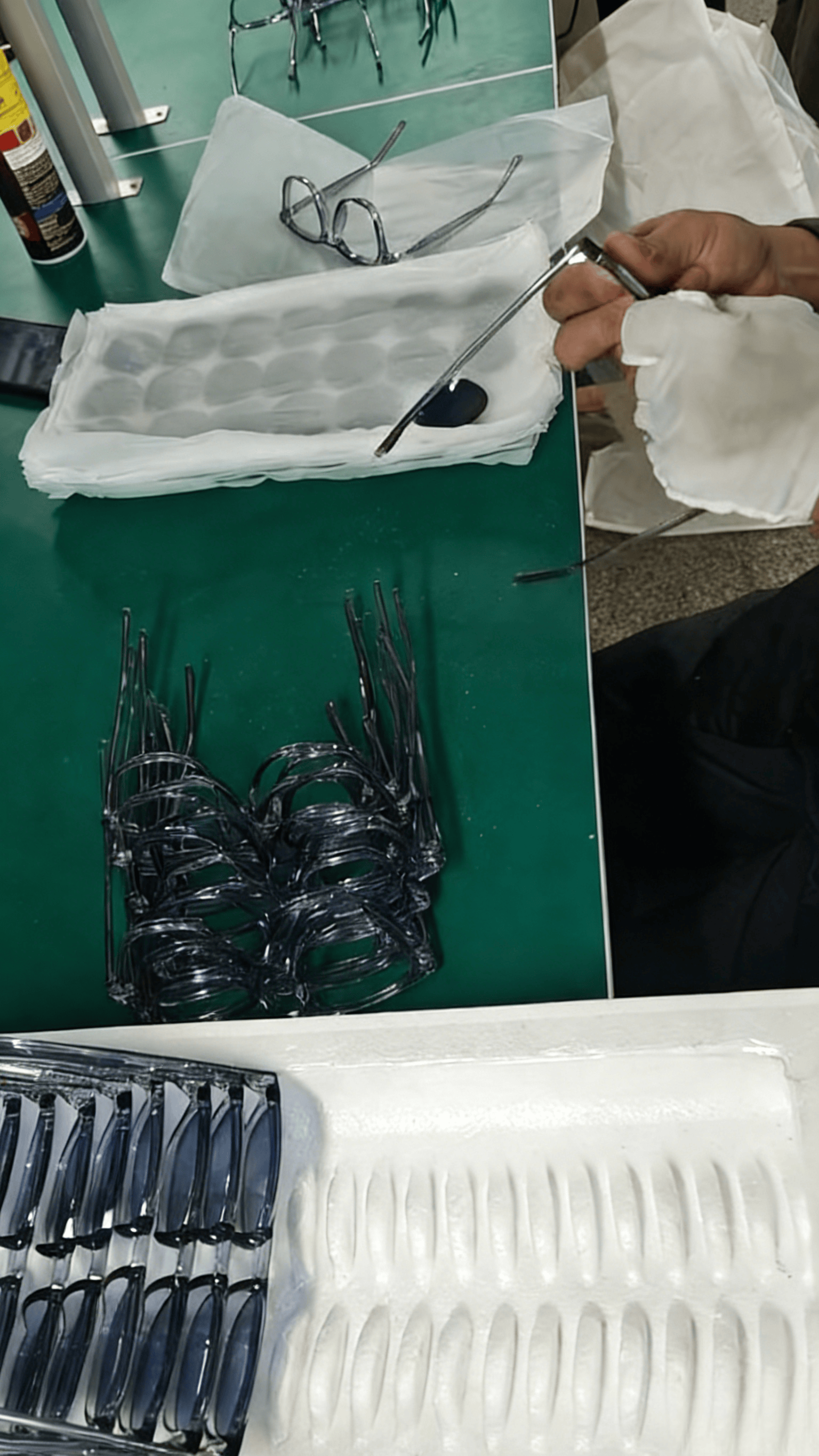 चश्मे की सटीक असेंबली: जहाँ कला, विज्ञान और अनुकूलन का संगम होता है