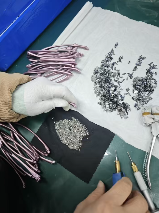 रोज़ गोल्ड चश्मे के हिंज लगाने की संपूर्ण गाइड: तकनीकें, पुर्जे और सटीक फिटिंग