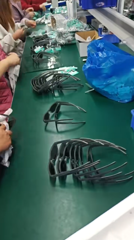 चश्मे की देखभाल के लिए संपूर्ण गाइड: सफाई के लिए वाइप्स, खरोंच से बचाव और आवश्यक सहायक उपकरण