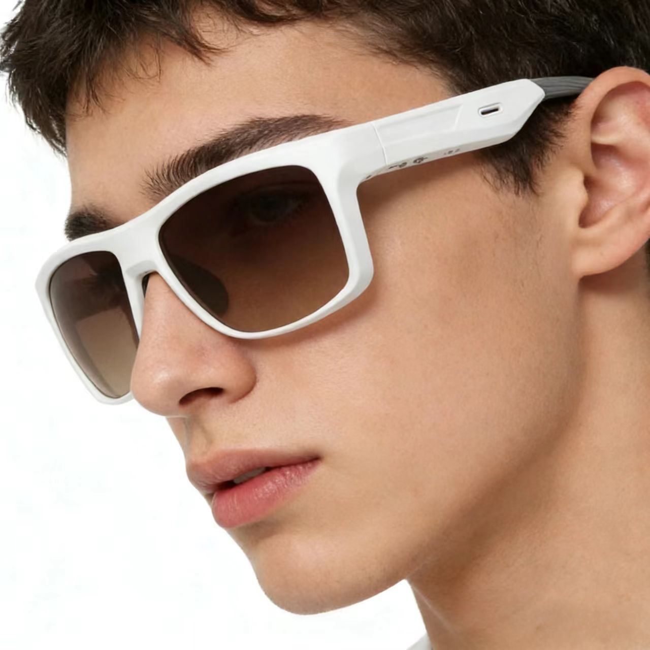 स्मार्ट चश्मों का विकास: ऑडियो एकीकरण से लेकर संवर्धित वास्तविकता तक