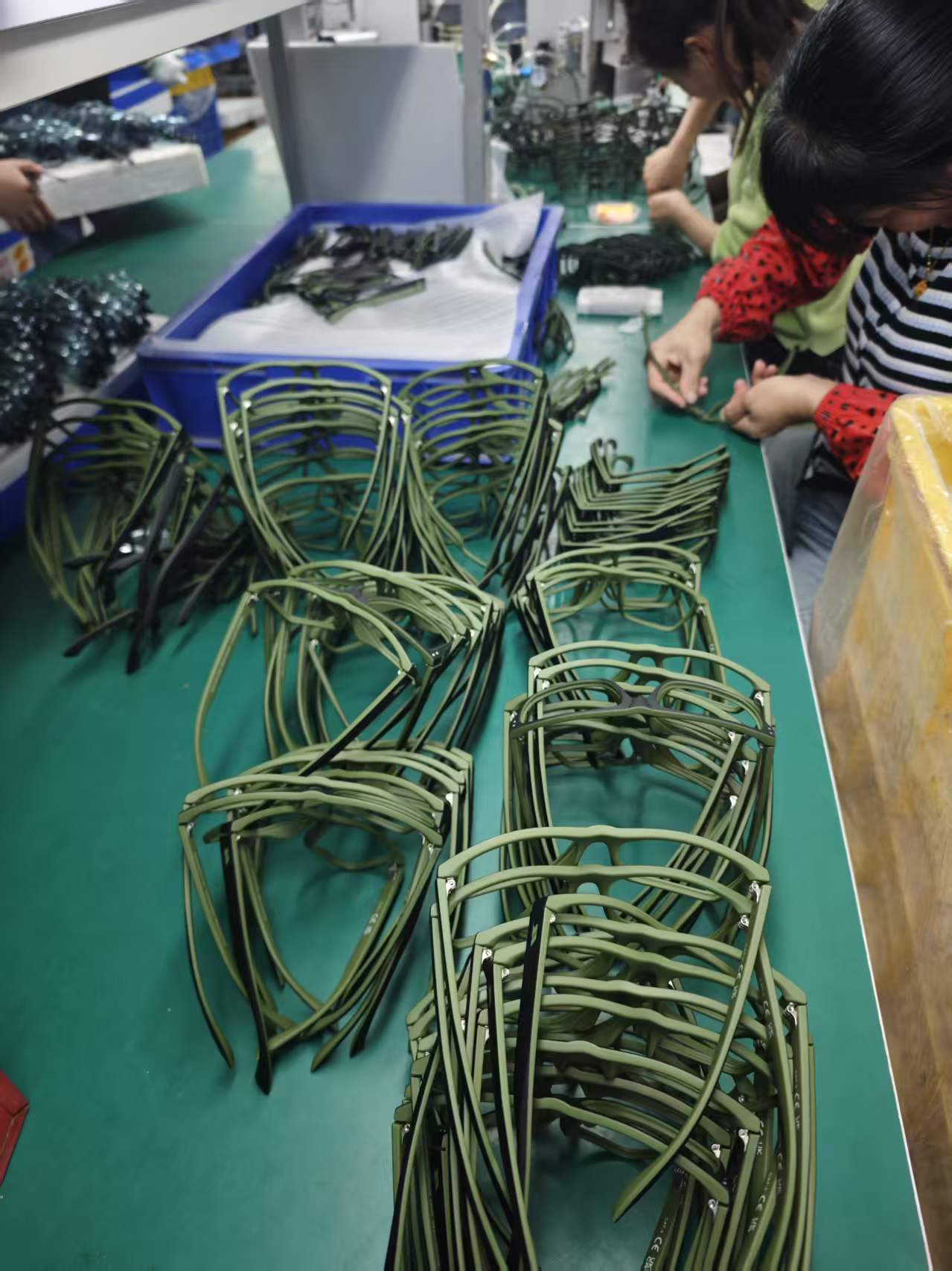 आधुनिक चश्मों के लिए संपूर्ण मार्गदर्शिका: शैली, आराम और टिकाऊपन का संगम