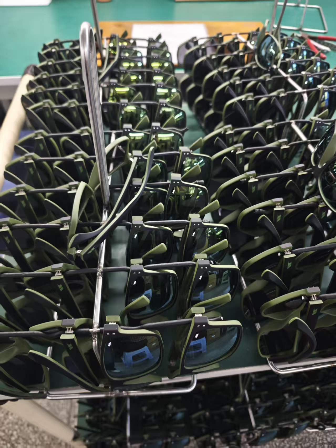 बड़े आकार के धूप के चश्मे और कस्टम लोगो वाले चश्मों के लिए संपूर्ण गाइड: यूवी सुरक्षा, थोक फैशन चश्मे और ट्रेंडी हरे फ्रेम वाले धूप के चश्मे