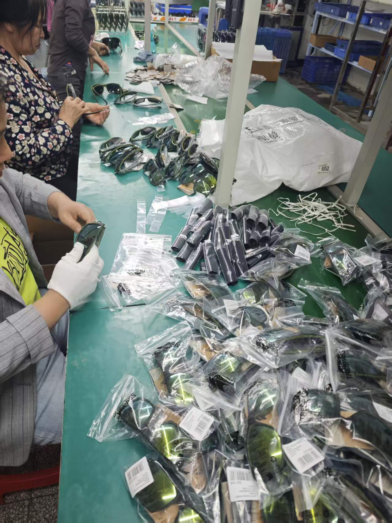 यूवी किरणों से सुरक्षा देने वाले धूप के चश्मे, कस्टम लोगो वाले चश्मे और थोक में उत्पादित धूप के चश्मे खरीदने के लिए स्मार्ट खरीदार गाइड