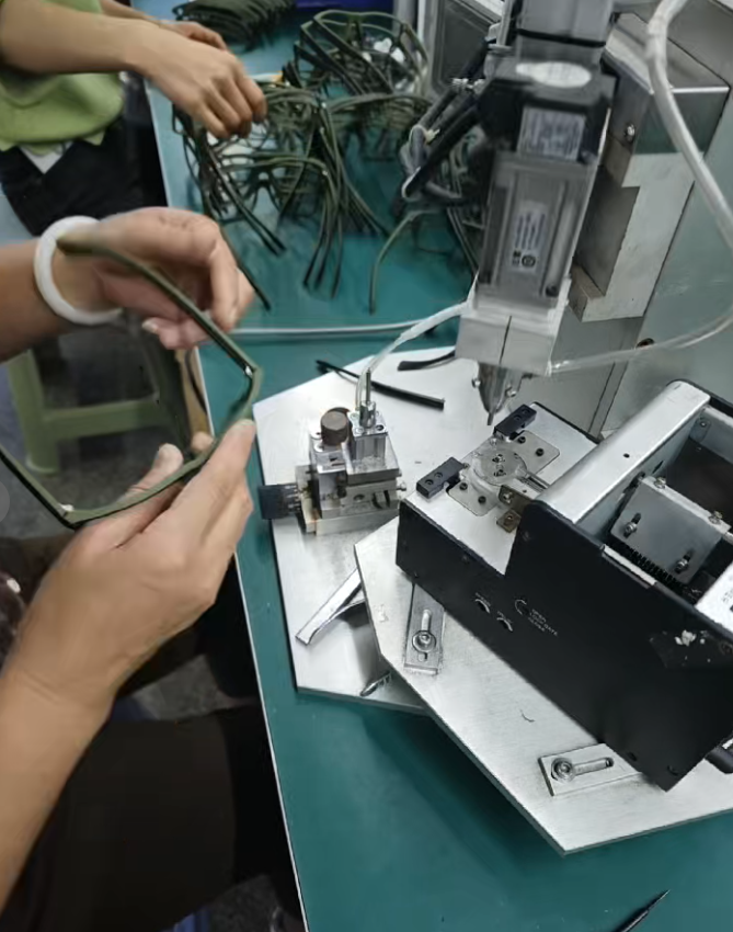 थोक ऑप्टिकल फ्रेम और टिकाऊ चश्मे के पुर्जे