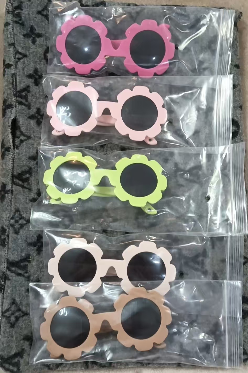 अभिभावकों के लिए संपूर्ण गाइड: बच्चों के फूलों वाले धूप के चश्मे, नए सीलबंद बच्चों के चश्मे और भी बहुत कुछ