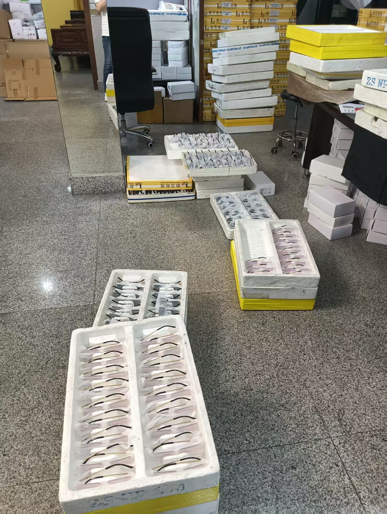 कस्टम लोगो वाले टेम्पल्स, प्रिंटेड आईवियर आर्म्स, उत्कीर्णित ग्लासेस लेग्स, इम्प्रिंटेड फ्रेम साइड्स और ब्रांडेड टेम्पल पीसेज़ में महारत हासिल करना।