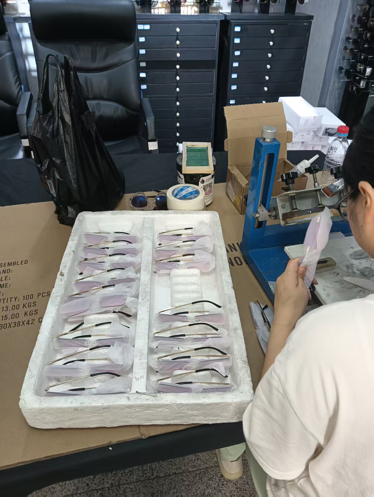 लेजर एसीटेट टेम्पल्स, स्क्रीन प्रिंट मेटल फ्रेम्स, पैड प्रिंट TR90 आर्म्स, हॉट फॉइल मेटल लेग्स और उत्कीर्ण टाइटेनियम फ्रेम्स