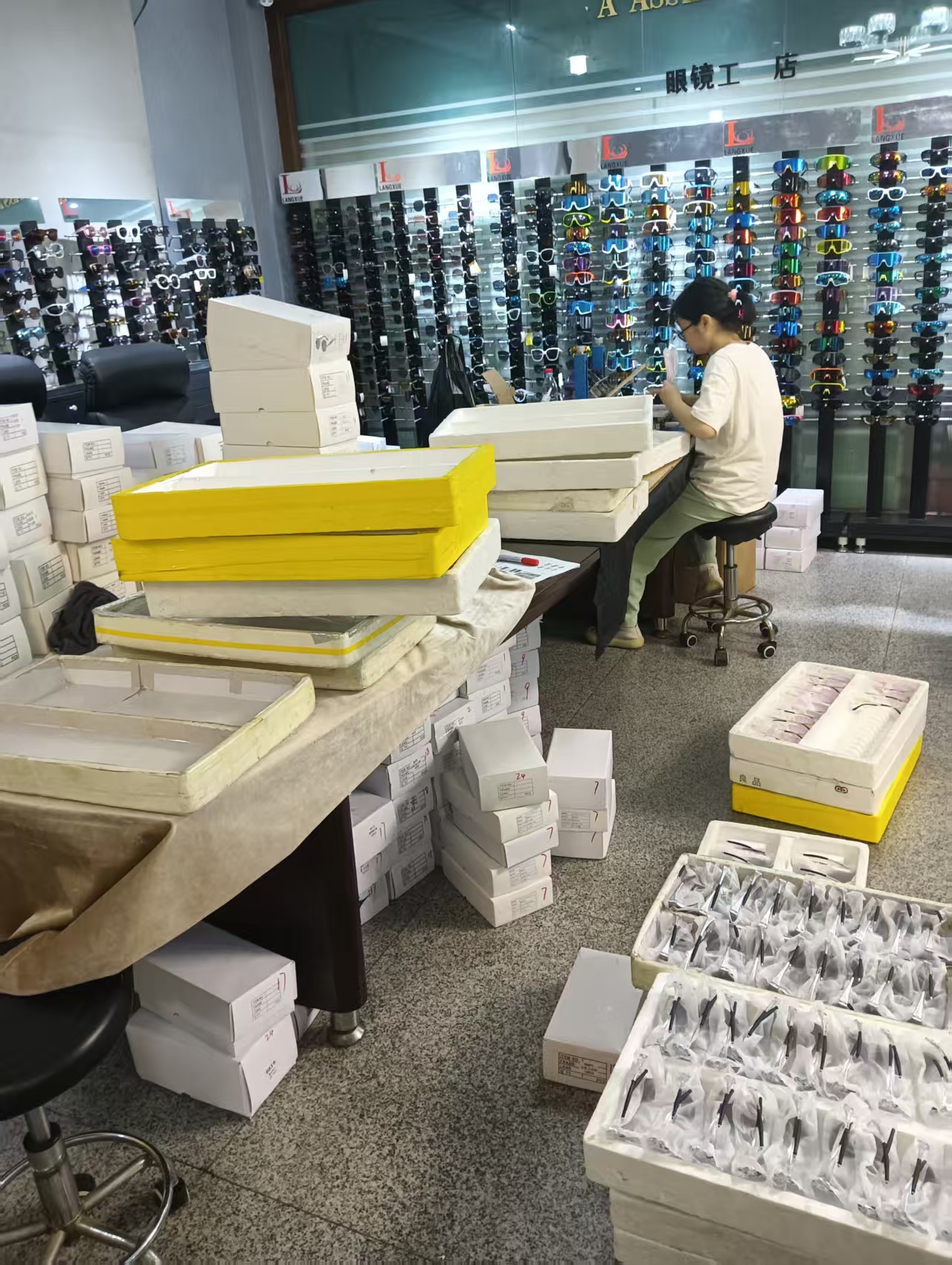 कॉर्पोरेट उपहार के लिए चश्मे, प्रचार के लिए सनग्लास आर्म्स, व्यक्तिगत रीडिंग फ्रेम, यूवी सुरक्षा प्रिंट और एंटी-स्लिप प्रिंटेड टेम्पल्स।