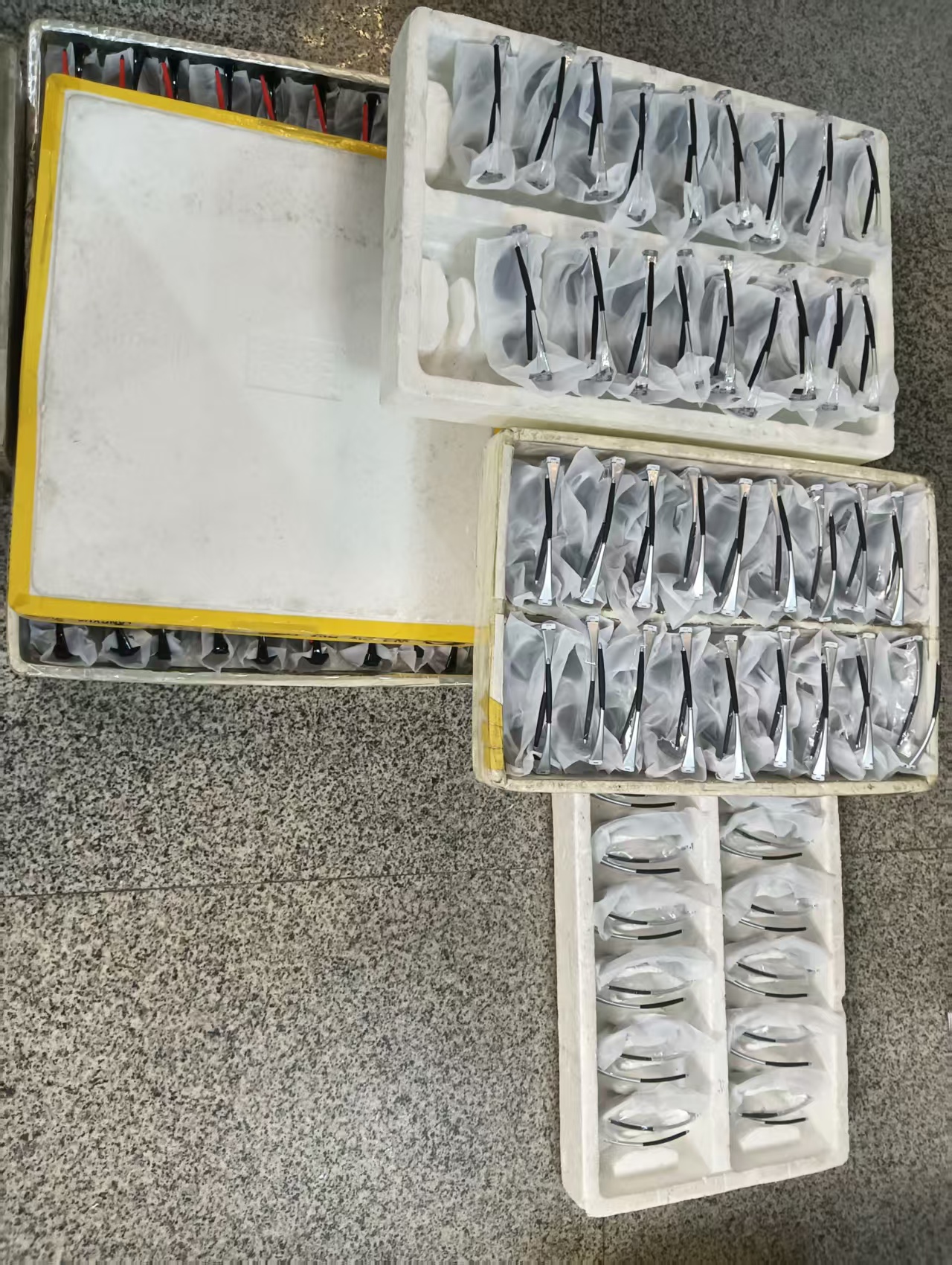 कम से कम ऑर्डर मात्रा (MOQ) के साथ प्रिंटिंग, सैंपल कस्टमाइज़ेशन, छोटे बैच में प्रिंटिंग और बजट ब्रांडेड ग्लास।