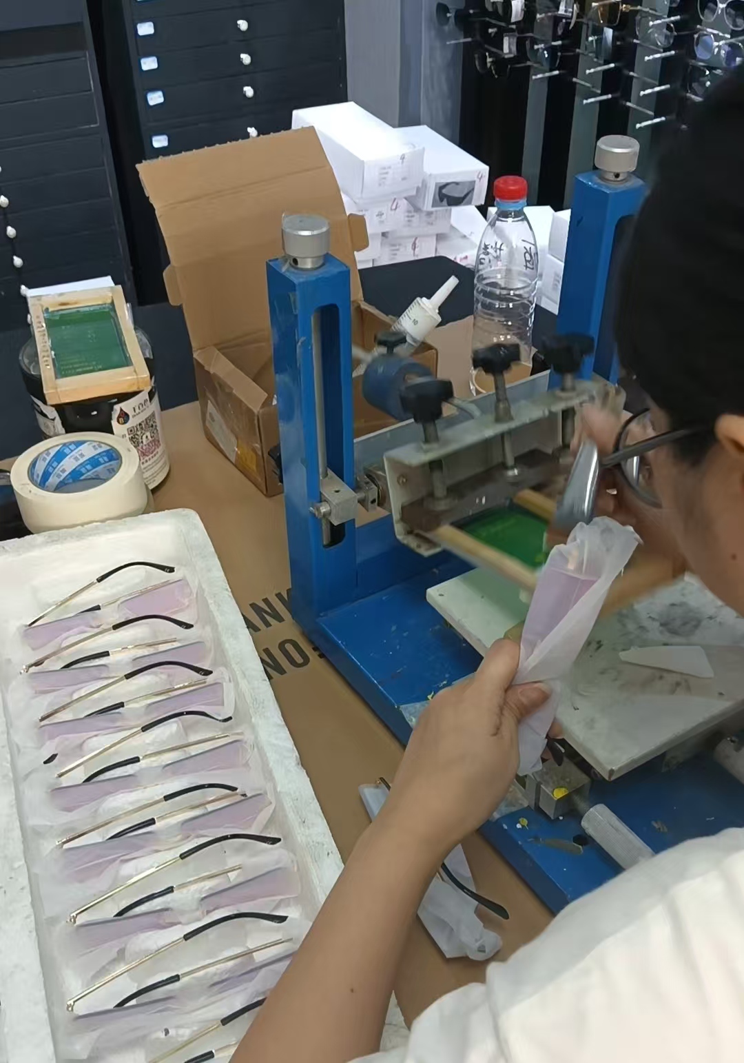 15 मिमी प्रिंट चौड़ाई, मैट फिनिश टेम्पल्स, ग्लॉस प्रिंट लेग्स, क्लियर इम्प्रिंट फ्रेम्स और कस्टम कलर टेम्पल्स।