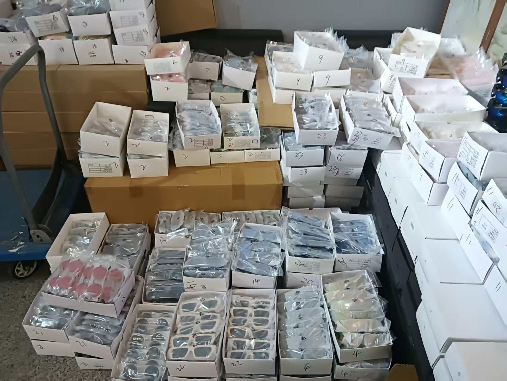 थोक शिपमेंट के लिए प्रीमियम चश्मे की पैकेजिंग और एक्सेसरीज़ के लिए संपूर्ण गाइड