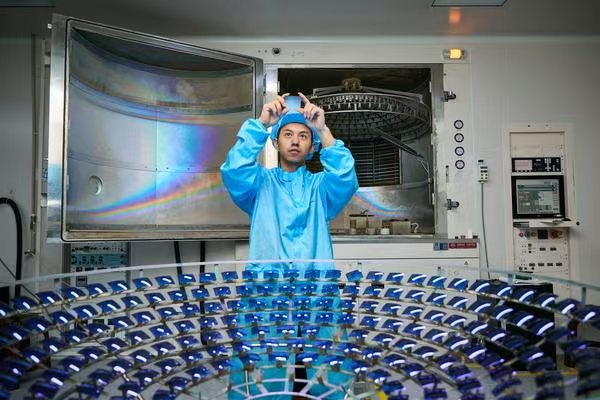 Recubrimiento de lentes con filtro de luz azul, recubrimiento resistente a los arañazos, recubrimiento antirreflectante y proceso de fabricación de lentes ópticas. Recubrimiento de lentes con filtro de luz azul, recubrimiento resistente a los arañazos, recubrimiento antirreflectante y proceso de fabricación de lentes ópticas.