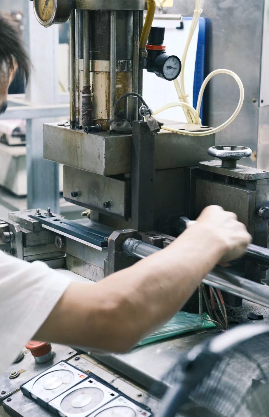 Die Kunst und Wissenschaft der CNC-Fräsung von optischen Fassungen mit scharfen geometrischen Kanten Die Kunst und Wissenschaft der CNC-Fräsung von optischen Fassungen mit scharfen geometrischen Kanten