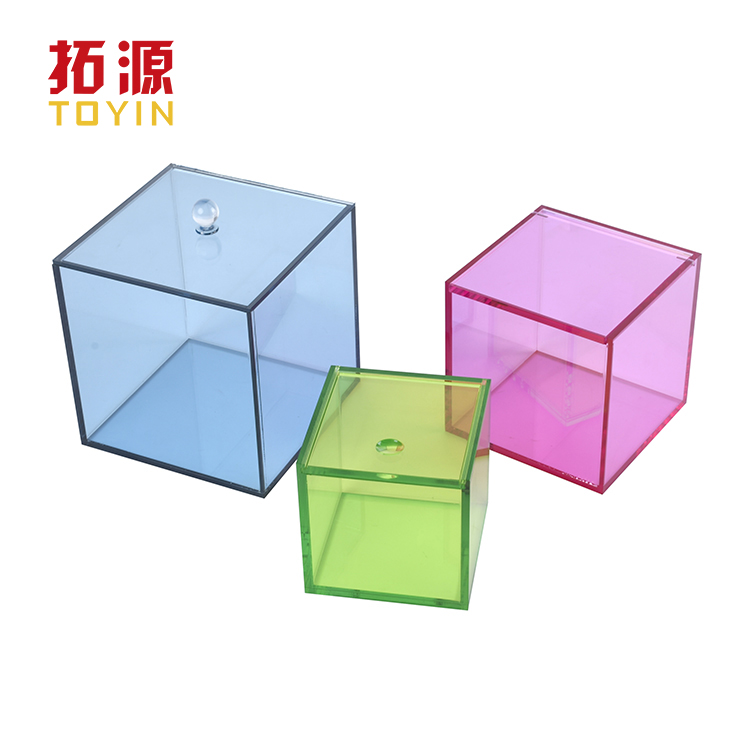 Farbige Acrylboxen