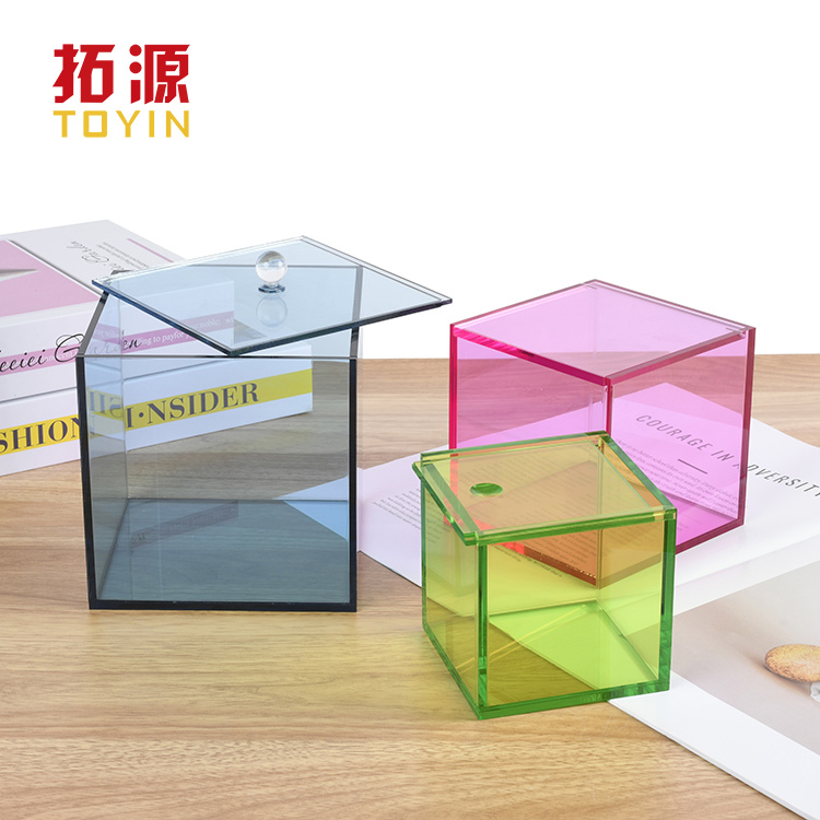 Farbige Acrylboxen