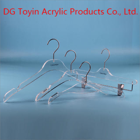 Comment personnaliser un cintre en acrylique ?