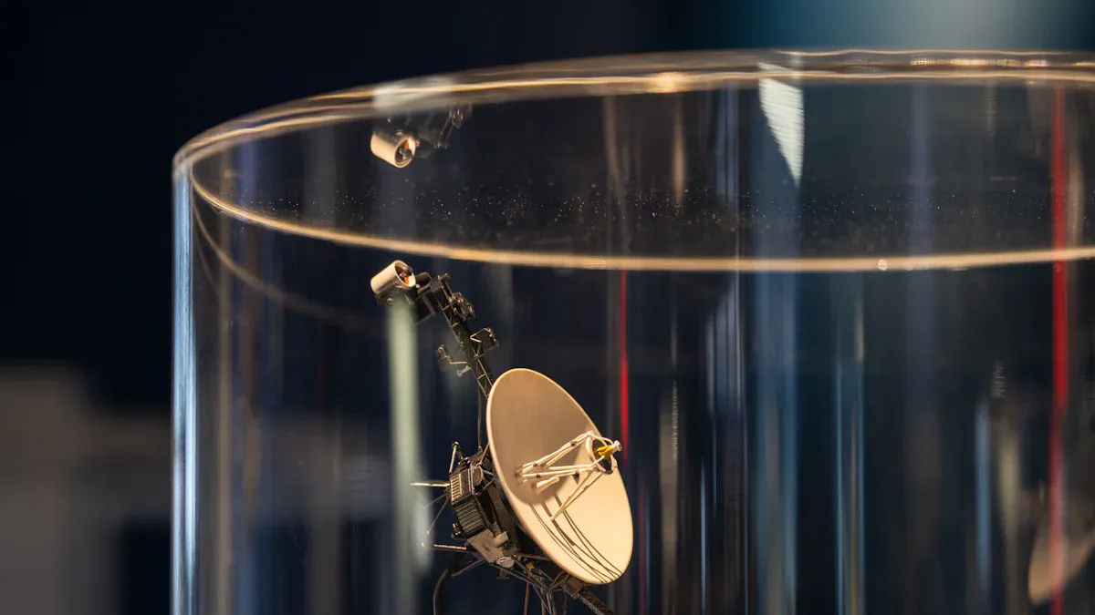 5 طرق تُغيّر بها خيارات الأكريليك القابلة لإعادة التدوير المتاحف