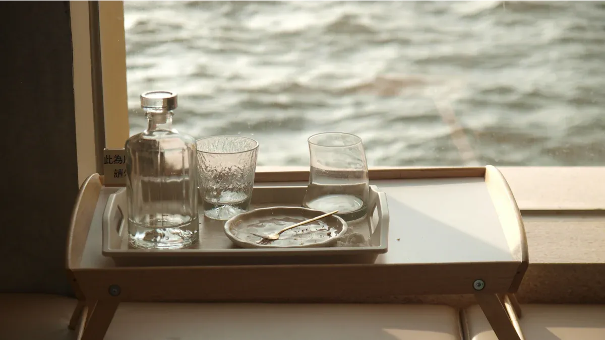 10 Creative Ways to Style Small Acrylic Trays at Home