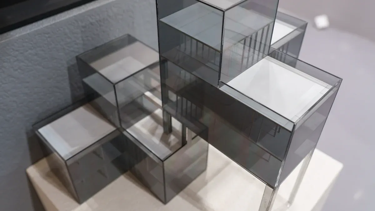 Choisir entre acrylique, verre et PETG pour votre vitrine