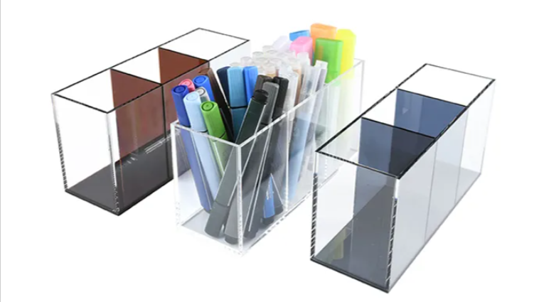 Porte-stylos en acrylique : les indispensables de tout bureau moderne cette année