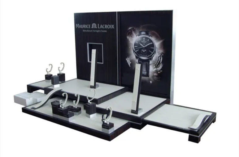 Caractéristiques indispensables d'un présentoir à montres en acrylique pour les boutiques haut de gamme