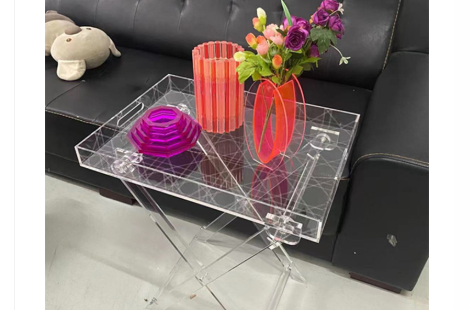 Table basse en acrylique comparée au verre : durabilité, style et sécurité