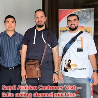 Visite d'un client saoudien - machine à canaux pour faux plafonds