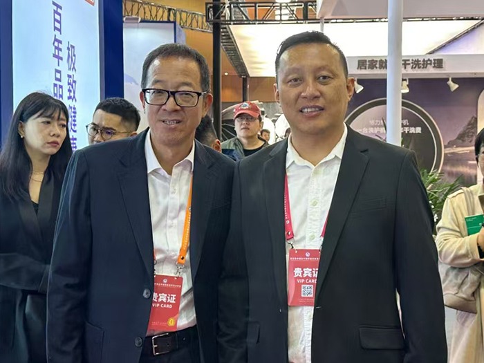 Chairman Mr. Song and Renowned Educator Yu Minhong Attend Liaoning Fair Together.