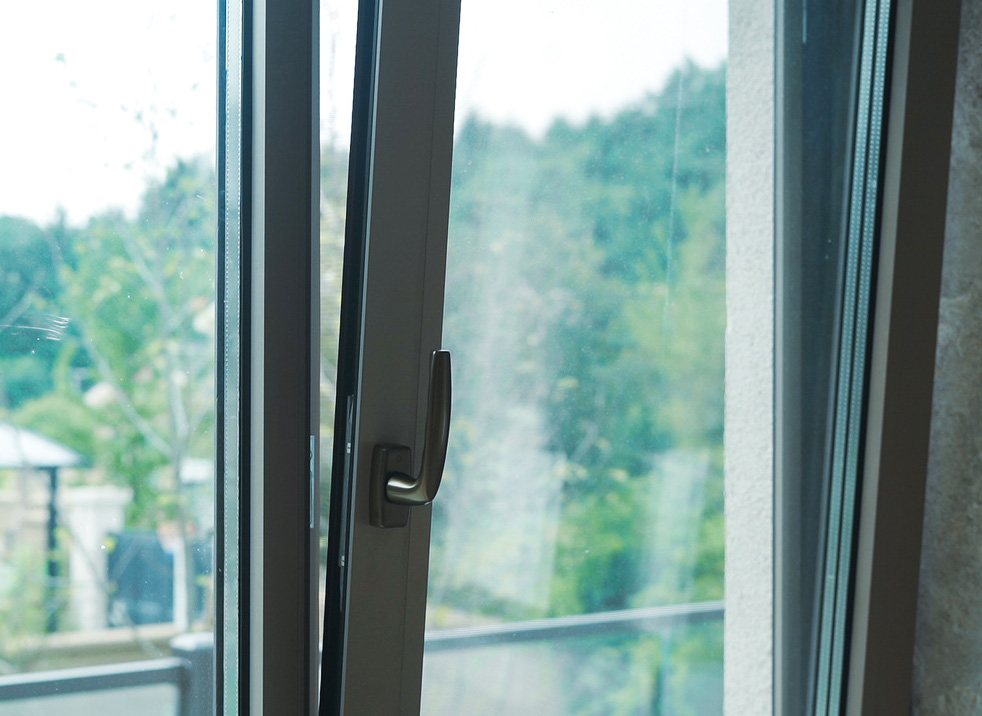 inward opening side-hung aluminum windows