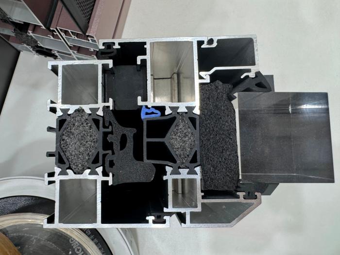 Differences between system doors and windows and thermally-broken aluminum doors and windows
