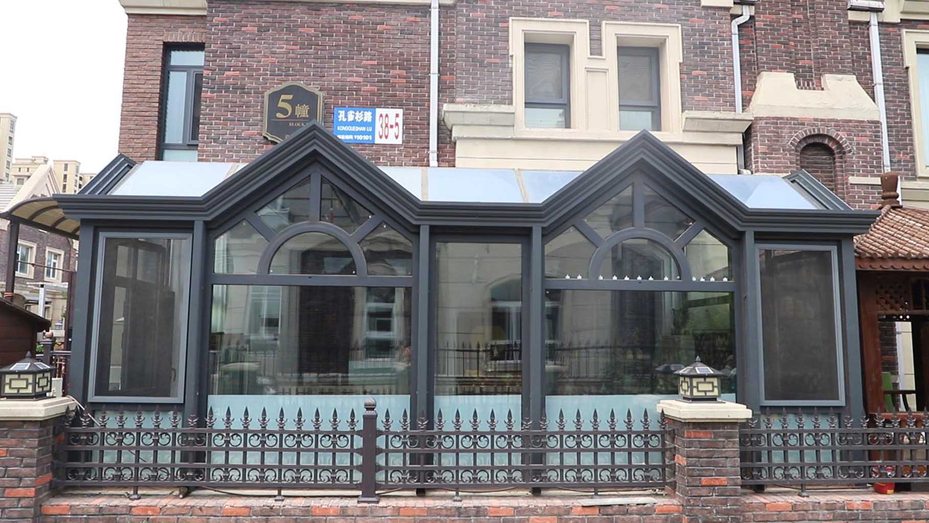 All-season and four-season sunroom