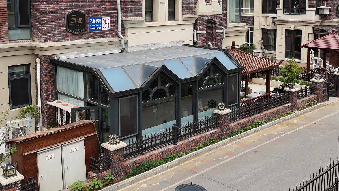 All-season and four-season sunroom