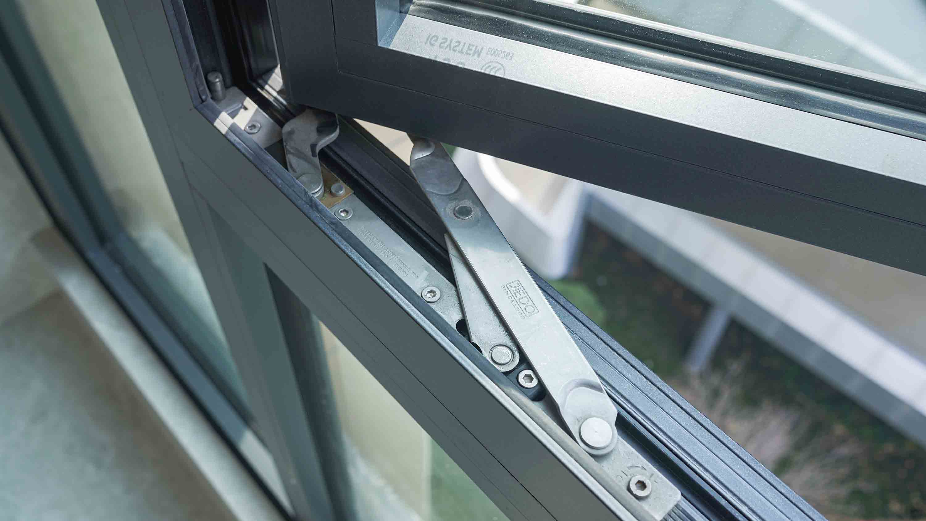 Minimal Curtain Wall