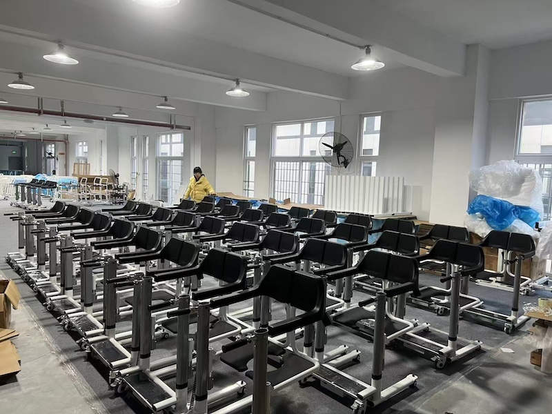 Comment choisir un fauteuil de transfert durable pour un usage institutionnel : principaux facteurs de charge et de structure