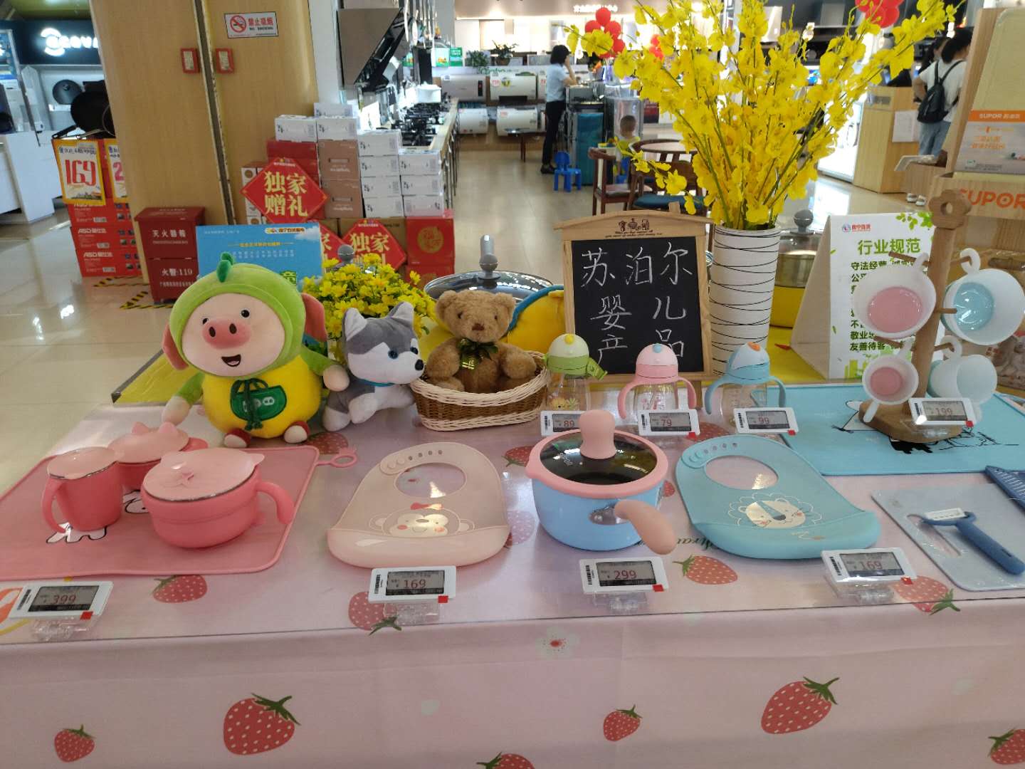 Verbesserung des Kundenerlebnisses im Filialeinzelhandel: Omnichannel-Marketing und innovative Regalstrategien für Einzelhandelsdisplays