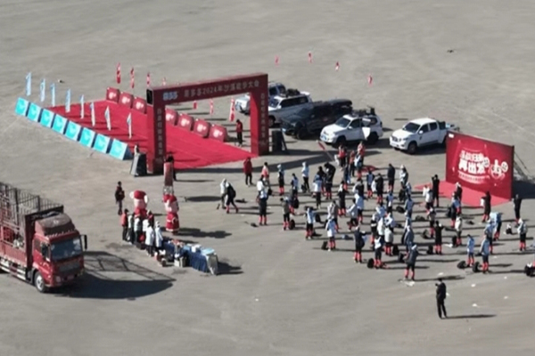 مع القوة الداخلية، كل شيء ممكن! Xiduoduo 2024 بناء فريق المشي لمسافات طويلة في الصحراء للموظفين