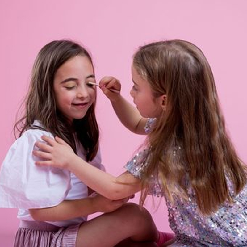 Kids Makeup Bags: A Great Way to Encourage Creativity and Confidence in Young Girls