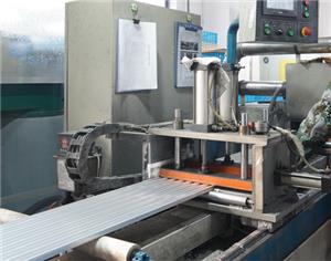 Wie lassen sich Aluminiumprofile bei der Strangpressproduktion begradigen und Verformungen verhindern?