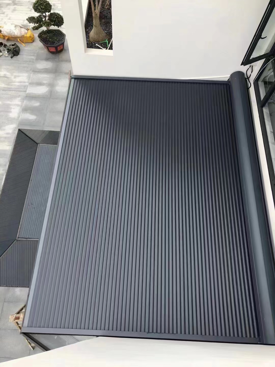 Custom outdoor extendable aluminum awning