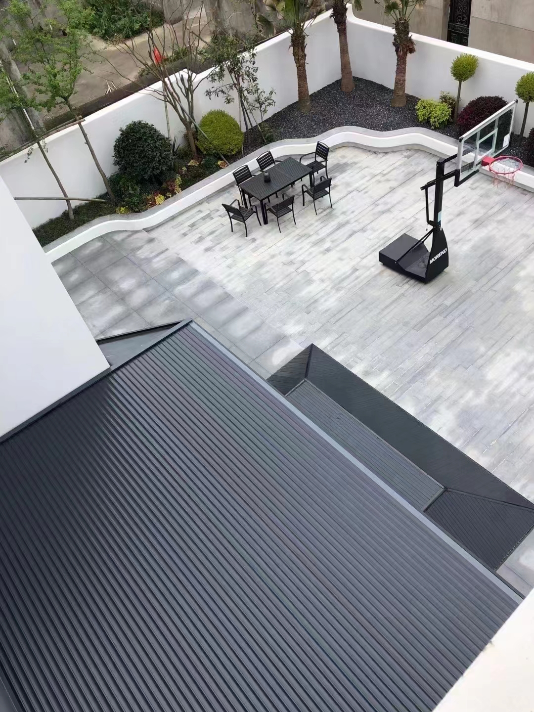Custom outdoor extendable aluminum awning