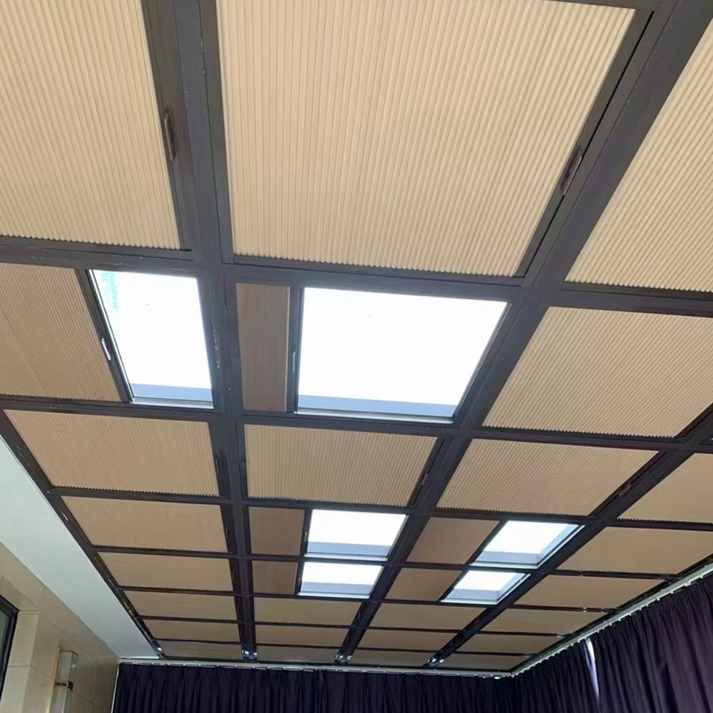 Custom outdoor extendable aluminum awning