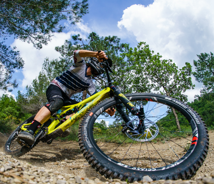 اتجاهات ترقية الدراجات الجبلية لعام 2025: لماذا يتحول الدراجون إلى عجلات كربونية مقاس 29 بوصة ذات حواف عريضة 37 مم؟