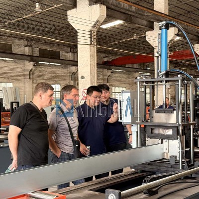 Clients kazakhs de l'usine de machines pour plafonds à chicanes